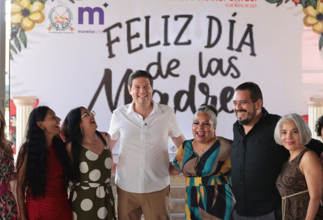 Festeja Alfonso Martínez a madres del Sindicato de Limpia y Transportes 
