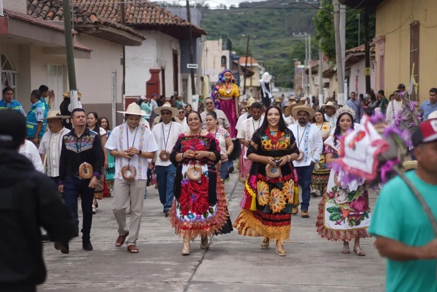 La Dip. Adriana Campos celebra el Corpus Christi en Chilchota; una muestra viva de fe, cultura, tradiciones y Unidad