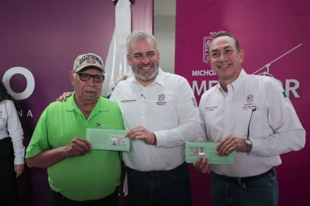 Entrega Ramírez Bedolla visas y computadoras en audiencia pública en Queréndaro 