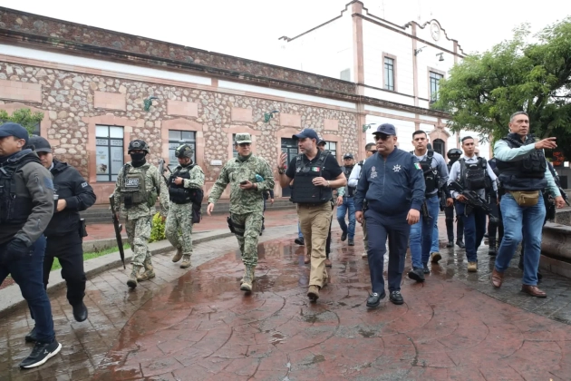 Asegurados en Zitácuaro 10 vehículos, 4 granadas, armas y drogas: SSP 