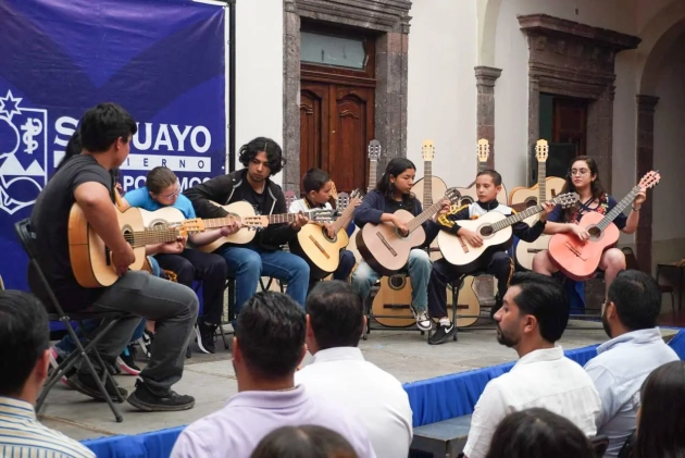 Secum entrega 100 guitarras a Sahuayo para conformar Orquesta Municipal 