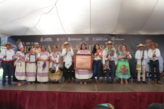 Distinguen a 64 artesanos michoacanos por más de 25 años de trayectoria 