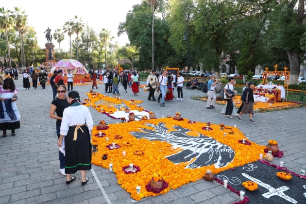 Calzada San Diego, Villalongín y plaza Jardín Morelos, deslumbran con altares y tapetes del Día de Muertos
