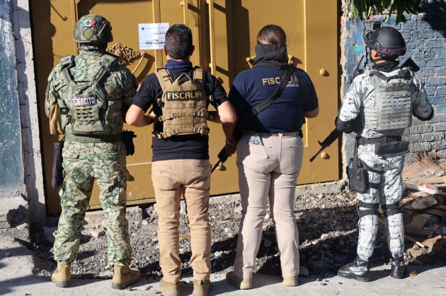 La Fiscalía General ejecuta cateo en Morelia; aseguradas 450 dosis de metanfetamina y cartuchos útil  FGJ