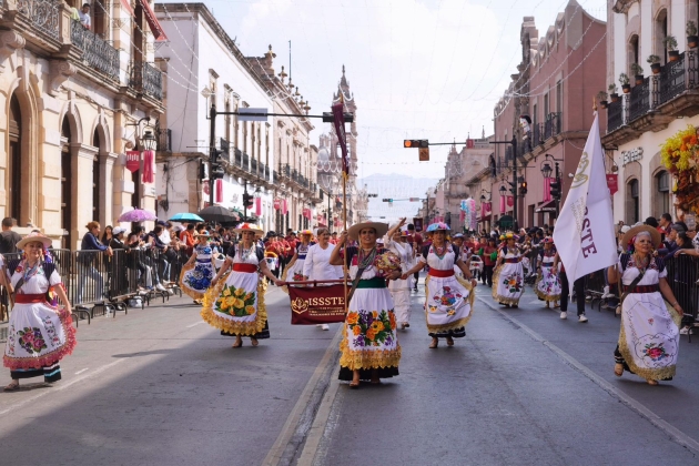Sin contratiempos y en ambiente familiar se realizan desfiles por el 115 Aniversario de la Revolució 