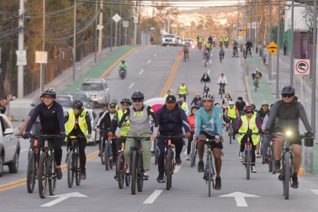 Alfredo Ramirez Bedolla estrena con rodada ciclista la ampliación de la av. Amalia Solórzano 
