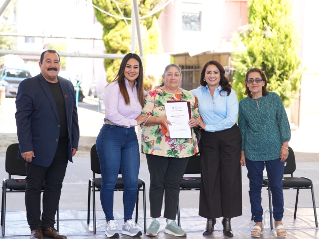 Gladyz Butanda hace entrega de escrituras gratuitas en Zacapu 