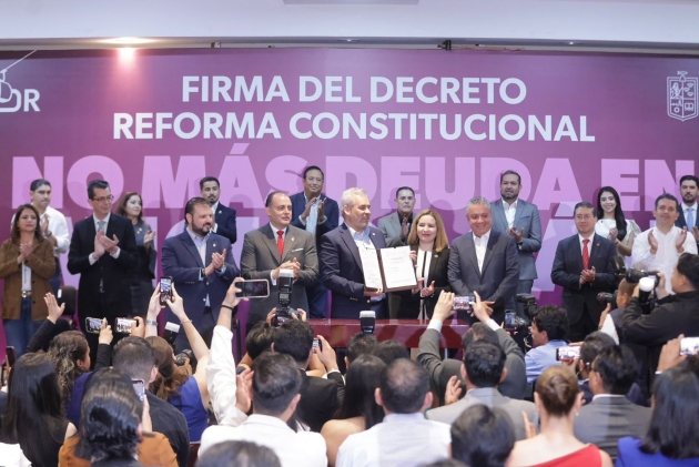 Alfredo Ramírez Bedolla firma decreto histórico que pone fin a la herencia de deudas en Michoacán