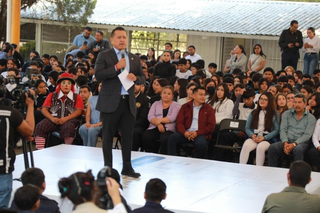 El Fiscal Carlos Torres Piña invita a las y los jóvenes a reconectar con su familia y comunidad en Angamacutiro