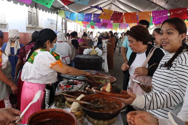 Cocineras tradicionales presentes en el Tianguis Artesanal de Domingo de Ramos 