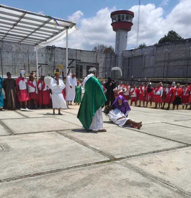 Más de 300 internos escenifican viacrucis en penales de Michoacán 