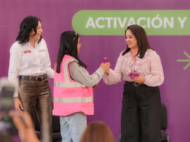 La Arq. Gladyz Butanda entrega tarjetas del teleférico a estudiantes de Uruapan