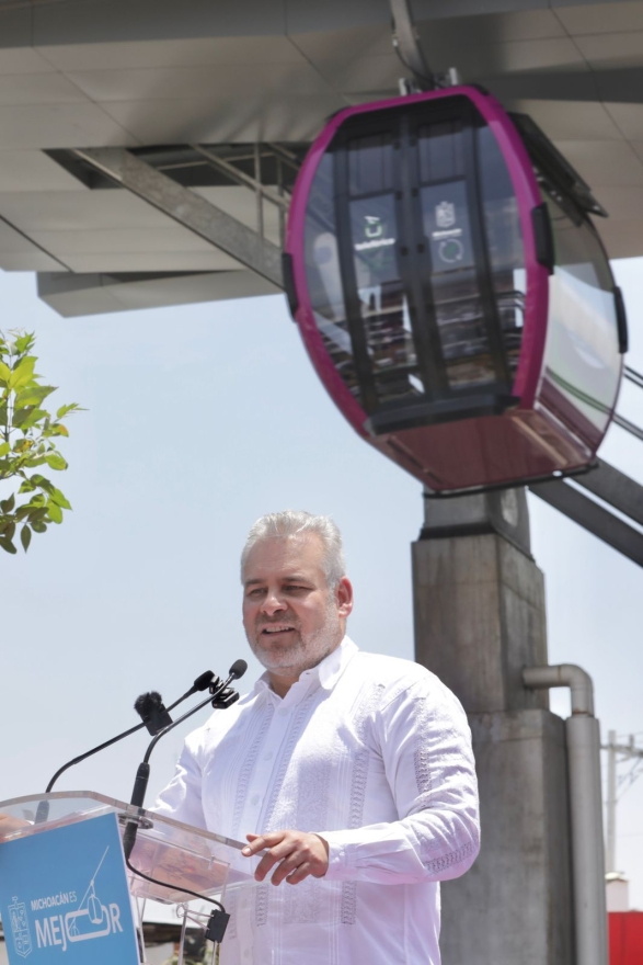 Uruapan vuela alto; inaugura Alfredo Ramírez Bedolla el primer teleférico de Michoacán   