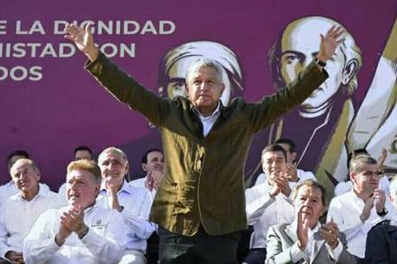 MICHOACANOS MUESTRAN SU APOYO A AMLO EN SU ACTO POR LA UNIDAD REALIZADO EN TIJUANA