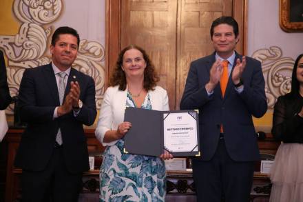 Alfonso Martínez entrega nombramiento de Huésped Distinguida a la Embajadora de Irlanda en México Maeve Von Heynitz. 