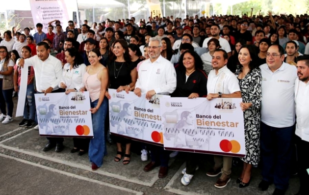 Entrega Alfredo Ramírez Bedolla tarjetas de la beca Jóvenes Escribiendo el Futuro 