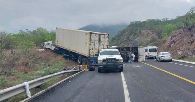 SSP brinda apoyo tras percance entre dos tractocamiones, en la autopista Siglo XXI 