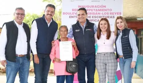 Entrega Gobernador escrituras de vivienda a damnificados en Peribán