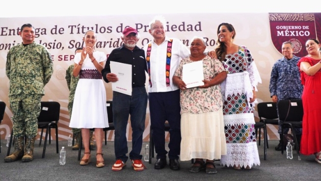 AMLO cumple compromiso de entregar títulos de propiedad en Solidaridad, Quintana Roo 