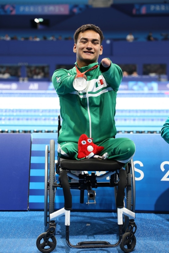 El Nadador Paralímpico Ángel Camacho consigue su Tercera Medalla en París 2024 