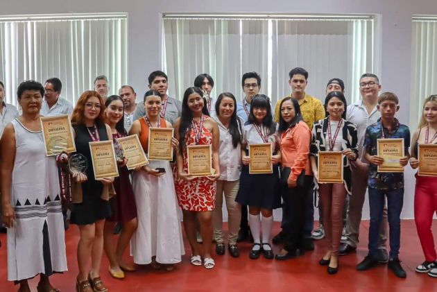 Estudiantes del Cecytem reciben del Ayuntamiento de LC el Premio de la Juventud 2024 