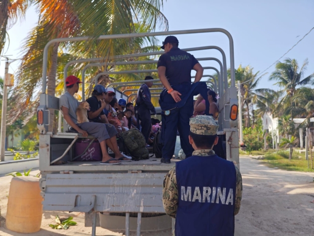 Personal naval refuerza acciones ante la llegada del huracán Beryl a las costas del estado de Quintana Roo