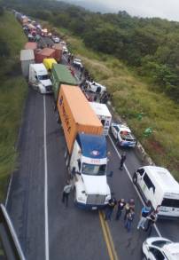 Atienden Cuerpos de Auxilio y Seguridad Accidente en la Autopista Siglo XXI    