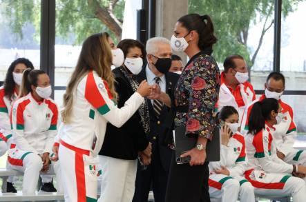 Cumple golfista Gabriela López sueño de recibir lábaro patrio en ceremonia de abanderamiento a Juegos Olímpicos. 