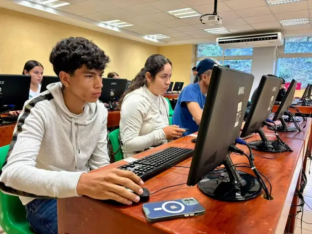 Hay 20 carreras universitarias para jóvenes de la Sierra Costa de Michoacán 