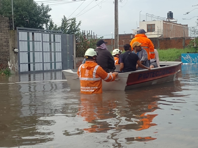 PC estatal apoya a familias de la Carlos Salazar en Morelia, tras inundación por lluvias 