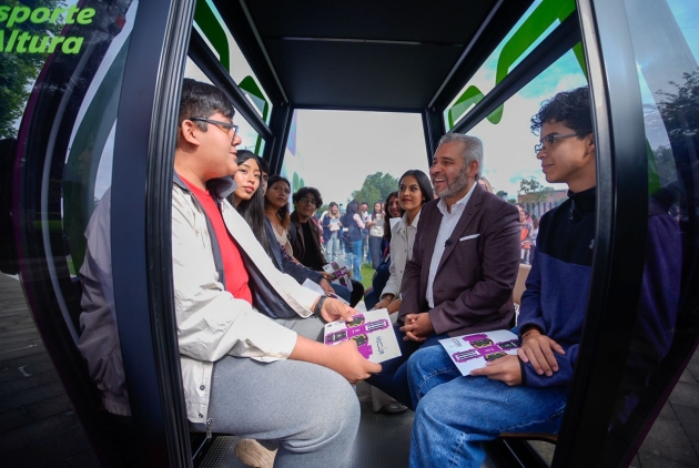 Ramírez Bedolla muestra a estudiantes de la UMSNH cabina del teleférico de Morelia 