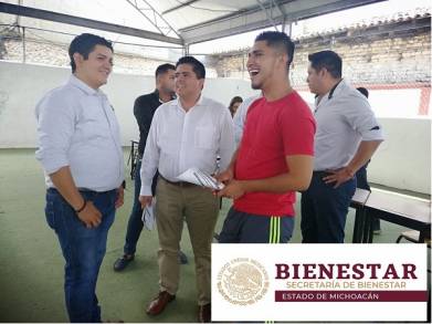 Entregan tarjetas Bienestar en normales de Cherán y Tiripetío