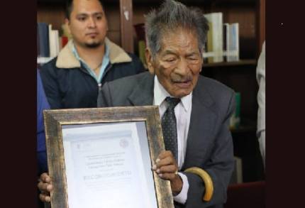 Recibe Biblioteca Pública Central Francisco J Múgica, acervo bibliográfico del escritor Tata Felipe