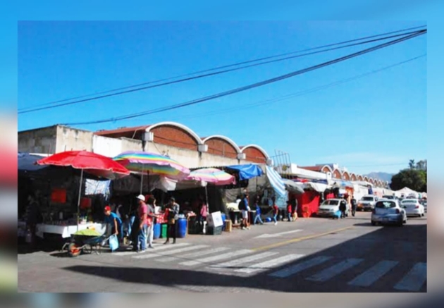 Instruye Alfonso Martínez a apoyar a comerciantes afectados por incendio en Mercado Independencia 