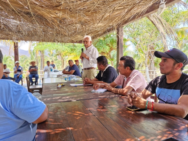 Expone Sader programas Agrosano y de fertilizantes a comunidad de Aquila   