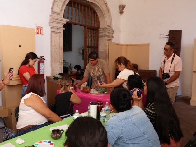 Docentes de EUA aprenden a elaborar artesanías michoacanas   