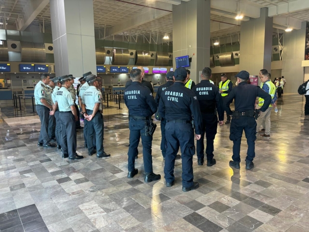 Capacitan a agentes de la SSP en técnicas y operaciones de seguridad en aeropuertos 