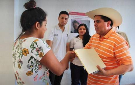 Entrega Roberto Pantoja apoyos a beneficiarios del programa â€˜Jóvenes Construyendo el Futuroâ€™ en San Lucas