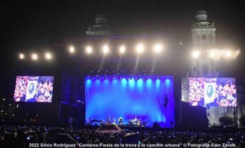 El Gigante de Cuba Silvio Rodríguez es Condecorado como Huésped Distinguido con las llaves de CDMX, su concierto exalta a  miles en el  Zócalo Capitalino 