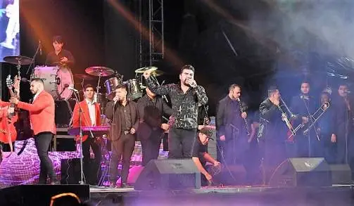 Exitosa presentación de El Mimoso y la Banda R-15 en la Expo Fiesta Michoacán