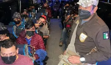 Rescatan INM, GN y FGR a 198 migrantes irregulares en dos autobuses turísticos 