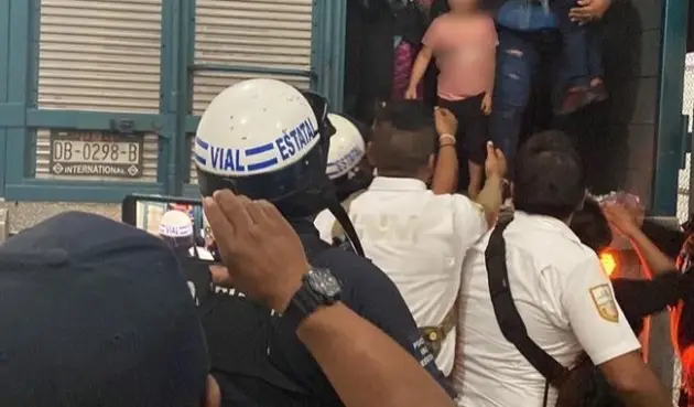 El Instituto Nacional De Migración Rescata Hacinados en Camiones de Carga a 265 Migrantes 